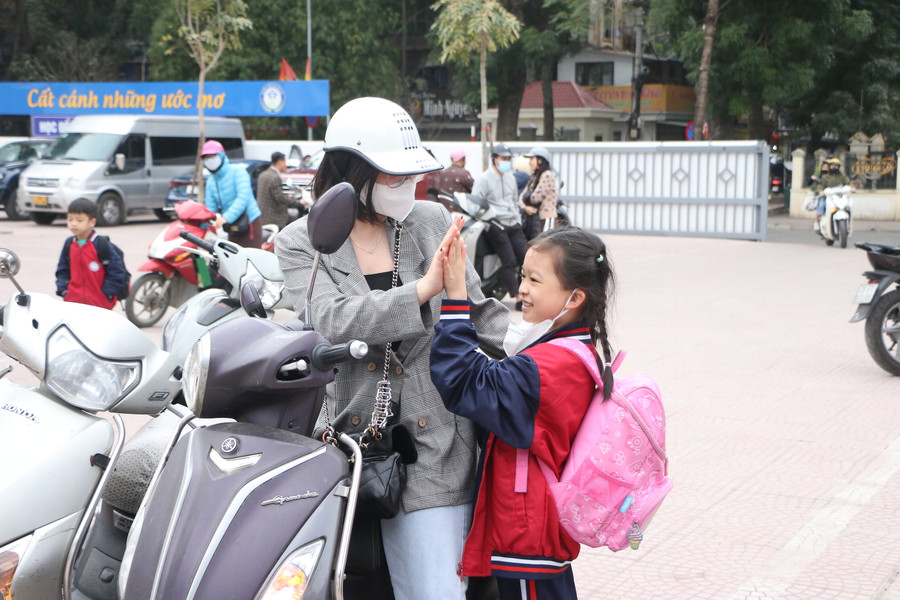 Mẹ và con gái cùng chúc nhau một ngày làm việc, học tập đầu tiên của năm mới với nhiều thuận lợi.