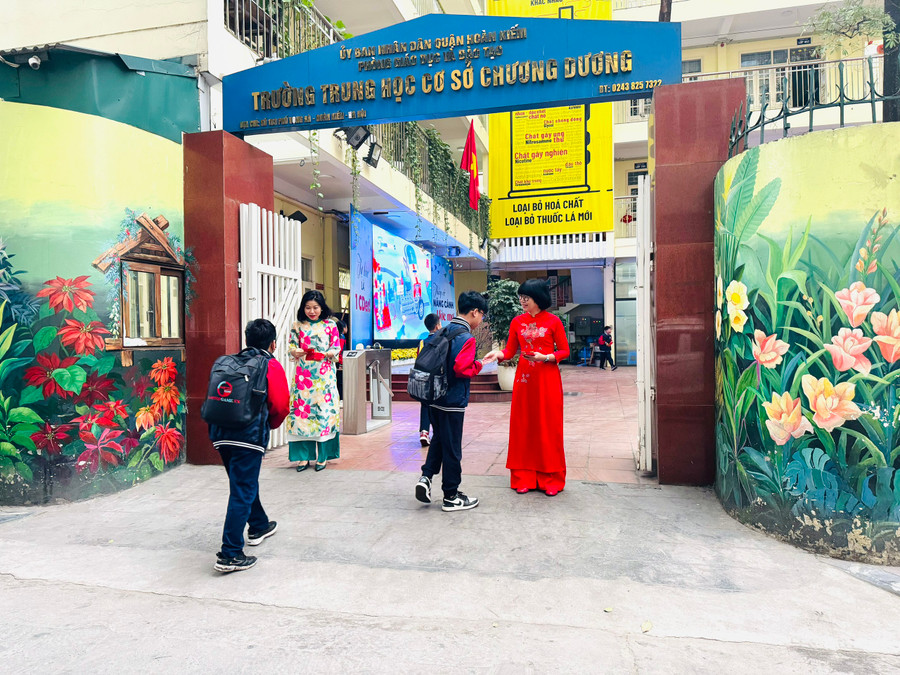 Cô Hiệu trưởng và cô Hiệu phó mừng tuổi cho học sinh ngay tại cổng trường nhân dịp đầu xuân mới.