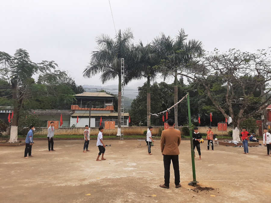 Các em học sinh được khởi động đầu giờ sáng bằng trò chơi bóng chuyền hơi.