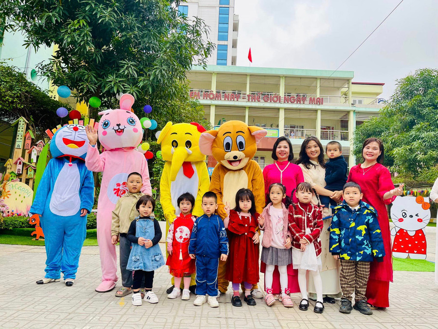 Trẻ và các cô tại Trường Mầm non Ngô Thì Nhậm sáng 15/2.