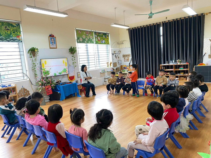 Trẻ tại Trường Mầm non An Khánh B (Hoài Đức, Hà Nội) hào hứng kể cho cô về những nơi mình được đi chơi trong dịp nghỉ Tết.