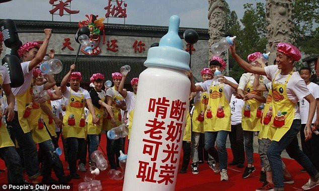 nghi le “cai sua” ky la danh cho dan ong o trung quoc hinh anh 2