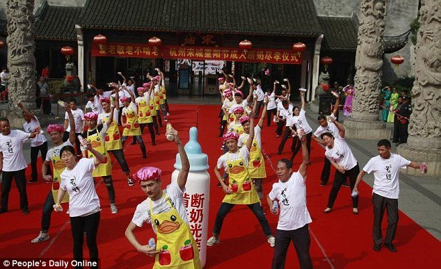 nghi le “cai sua” ky la danh cho dan ong o trung quoc hinh anh 4