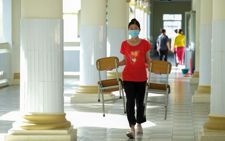 Giáo viên di chuyển bàn ghế cho phù hợp với học sinh lớp 1 mới. Giáo viên di chuyển bàn ghế cho phù hợp với học sinh lớp 1 mới.