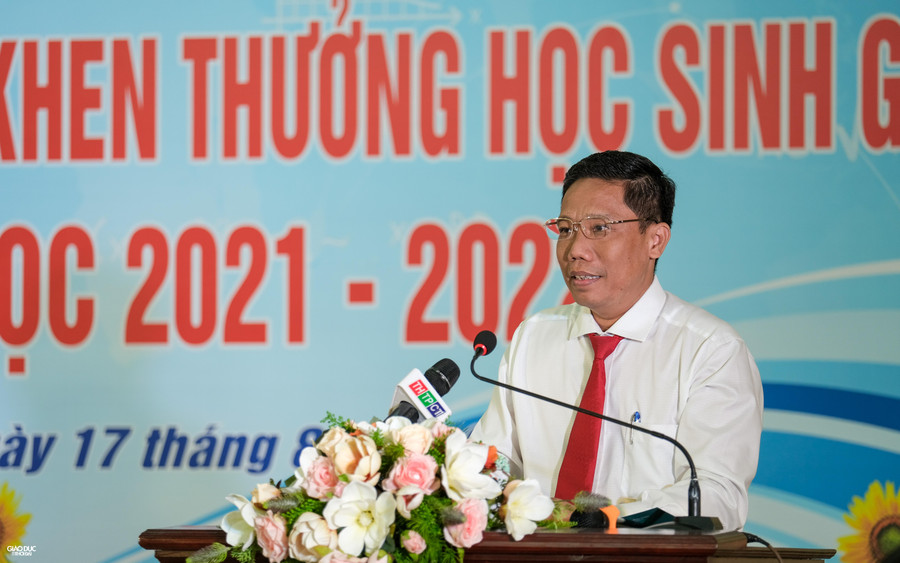 Ông Nguyễn Thực Hiện, Phó Chủ tịch UBND TP. Cần Thơ biểu dương những thành tích của thầy trò trong năm học 2021-2022. Ông Nguyễn Thực Hiện, Phó Chủ tịch UBND TP. Cần Thơ biểu dương những thành tích của thầy trò trong năm học 2021-2022.