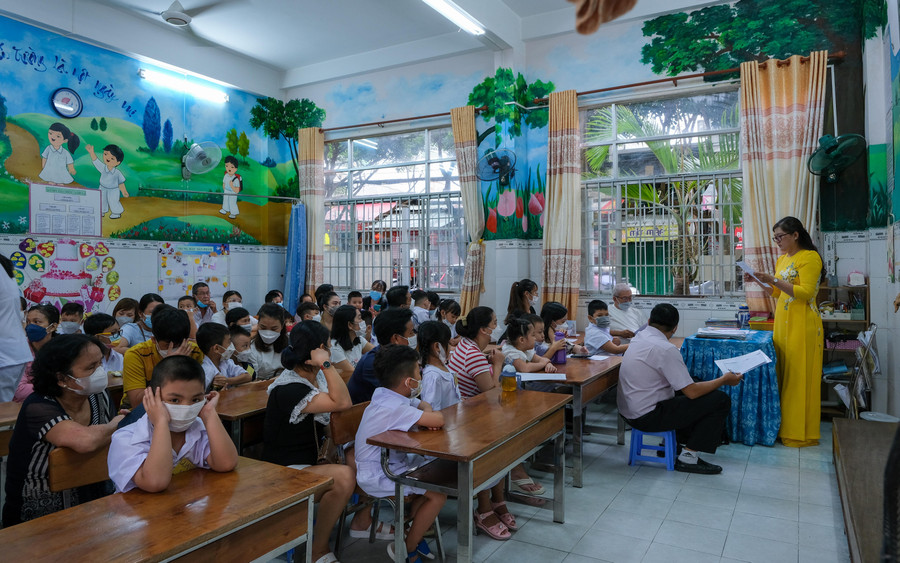 Ngày đầu tiên, tất cả phụ huynh và học sinh lớp 1 cùng vào lớp, để được giáo viên sinh hoạt một số nội dung, chuẩn bị cho việc dạy và học Ngày đầu tiên, tất cả phụ huynh và học sinh lớp 1 cùng vào lớp, để được giáo viên sinh hoạt một số nội dung, chuẩn bị cho việc dạy và học