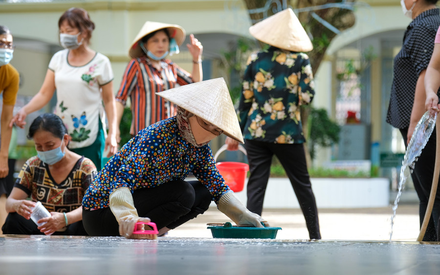 Khuôn viên trường được lau dọn sạch sẽ Khuôn viên trường được lau dọn sạch sẽ