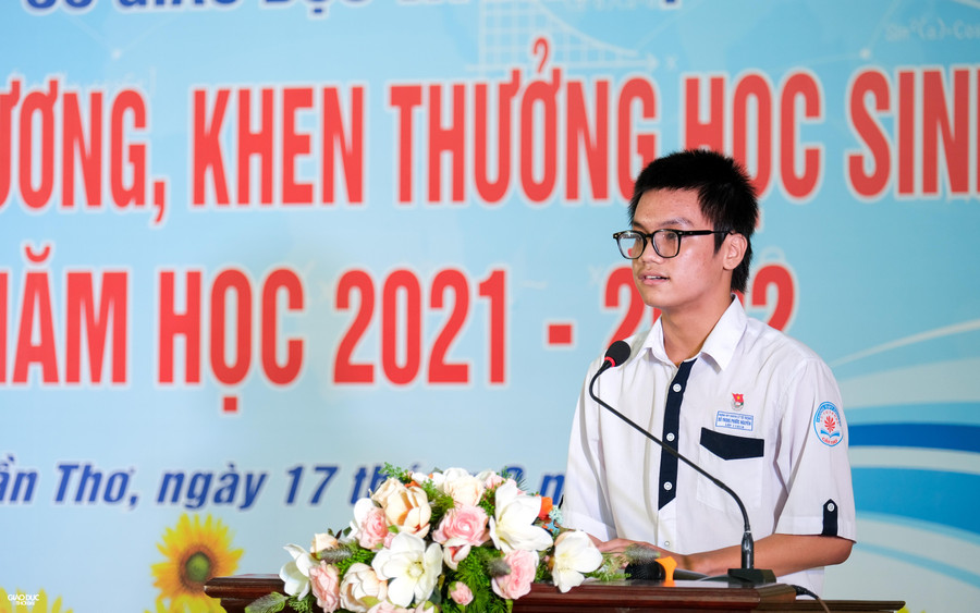 Em Đỗ Trọng Phước Nguyên, học sinh vừa đạt Huy chương Đồng trong Kỳ thi Olympic quốc tế năm 2022 môn Sinh học tri ân thầy cô giáo và cha mẹ tại buổi lễ. Em Đỗ Trọng Phước Nguyên, học sinh vừa đạt Huy chương Đồng trong Kỳ thi Olympic quốc tế năm 2022 môn Sinh học tri ân thầy cô giáo và cha mẹ tại buổi lễ.