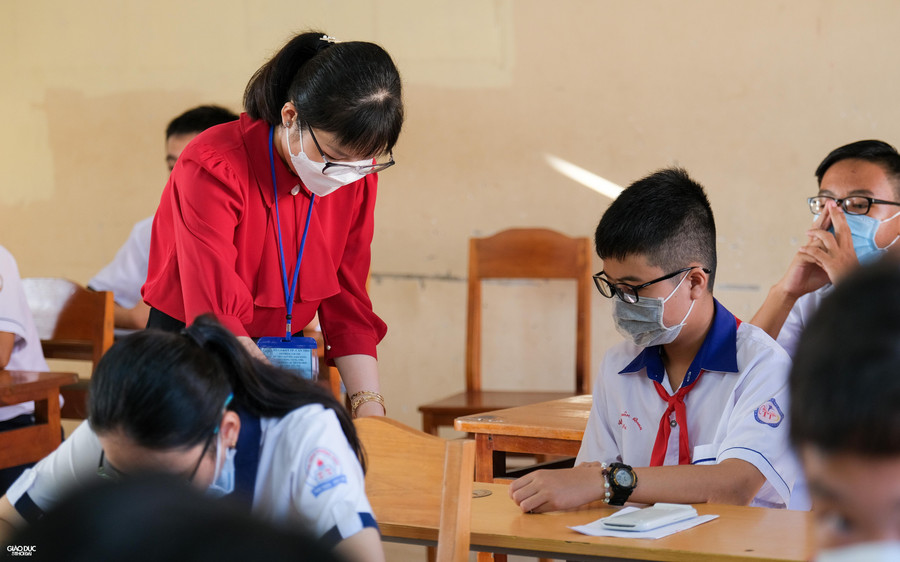 Cán bộ coi thi kiểm tra lại thông tin thí sinh trước khi làm bài thi.