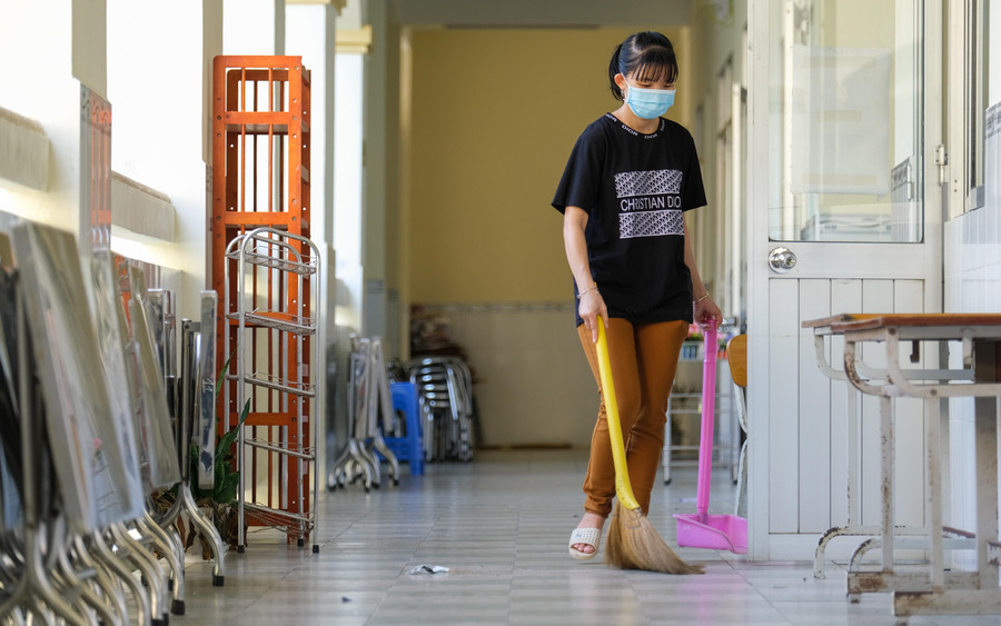 Thầy cô quét dọn, tổng vệ sinh trường lớp. Thầy cô quét dọn, tổng vệ sinh trường lớp.