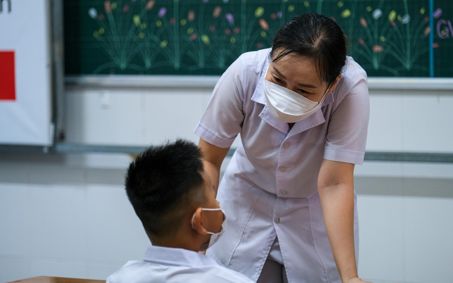 Giáo viên, bảo mẫu thăm hỏi và làm quen học sinh ngày đầu tựu trường. Giáo viên, bảo mẫu thăm hỏi và làm quen học sinh ngày đầu tựu trường.
