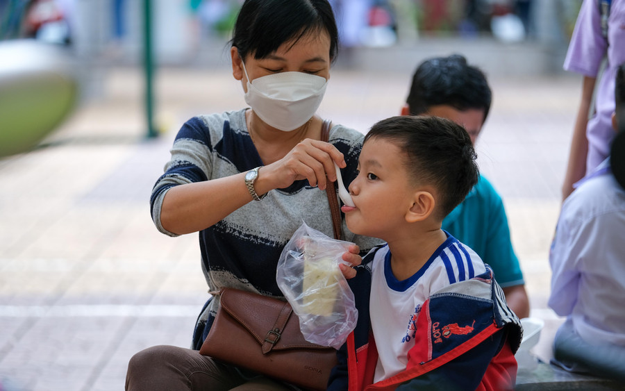 Buổi tựu trường đầu tiên bắt đầu lúc 7h15, tuy nhiên, từ sáng sớm nhiều phụ huynh đã đưa con và tranh thủ cho con ăn sáng tại sân trường. Buổi tựu trường đầu tiên bắt đầu lúc 7h15, tuy nhiên, từ sáng sớm nhiều phụ huynh đã đưa con và tranh thủ cho con ăn sáng tại sân trường.