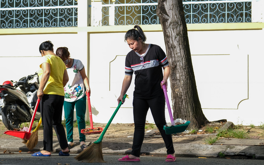 Nhà trường tổ quét dọn định kỳ khu vực bên ngoài trường học. Nhà trường tổ quét dọn định kỳ khu vực bên ngoài trường học.
