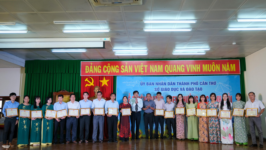 Ông Trần Thanh Bình, Giám đốc Sở GD&ĐT TP Cần Thơ trao khen thưởng cho giáo viên đóng góp trong công tác bồi dưỡng học sinh giỏi quốc gia. Ông Trần Thanh Bình, Giám đốc Sở GD&ĐT TP Cần Thơ trao khen thưởng cho giáo viên đóng góp trong công tác bồi dưỡng học sinh giỏi quốc gia.