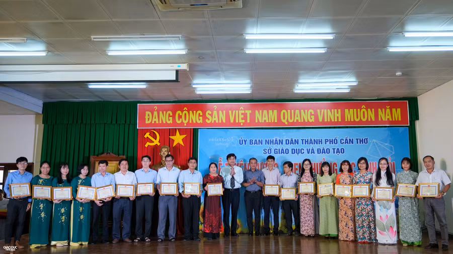 Ông Trần Thanh Bình, Giám đốc Sở GD&amp;ĐT TP Cần Thơ trao khen thưởng cho giáo viên đóng góp trong công tác bồi dưỡng học sinh giỏi quốc gia.