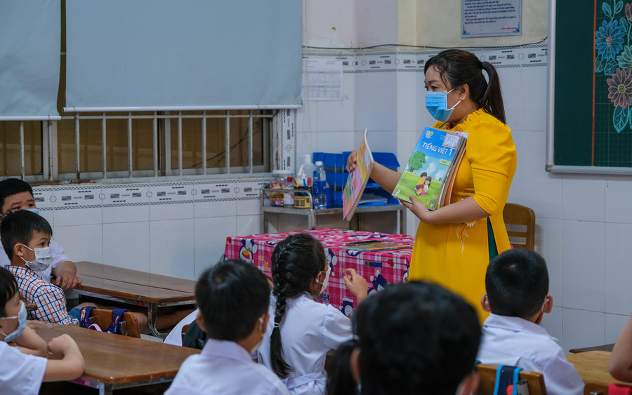 Buổi đầu, giáo viên sinh hoạt nội quy, nề nếp của trường, lớp và giới thiệu thêm các phòng đọc thư viện, phòng ăn, phòng chức năng, phòng vệ sinh cho các em. Buổi đầu, giáo viên sinh hoạt nội quy, nề nếp của trường, lớp và giới thiệu thêm các phòng đọc thư viện, phòng ăn, phòng chức năng, phòng vệ sinh cho các em.