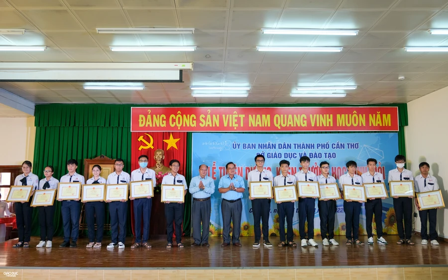 Ngành GD&ĐT TP Cần Thơ tuyên dương, khen thưởng giáo viên và học sinh giỏi thành phố, năm học 2021-2022.