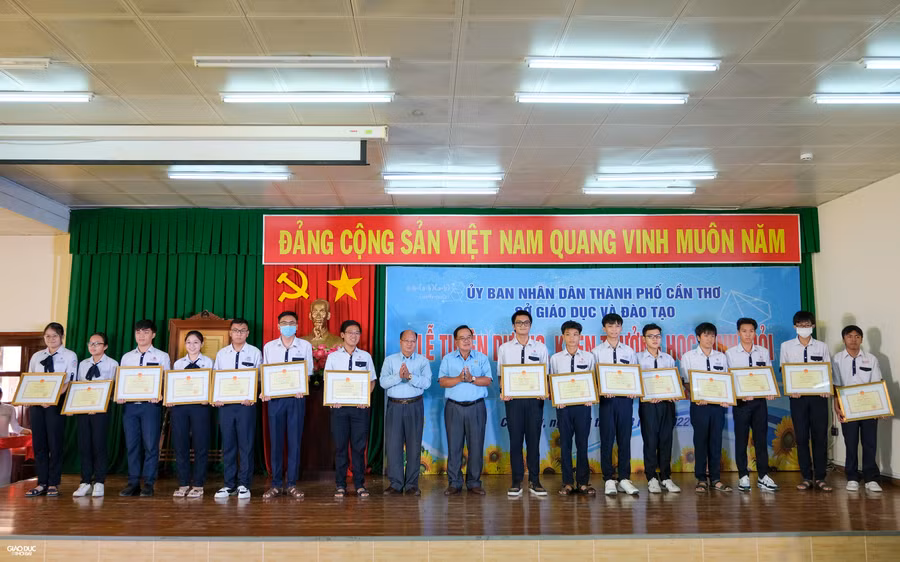 Ngành GD&ĐT TP Cần Thơ tuyên dương, khen thưởng giáo viên và học sinh giỏi thành phố, năm học 2021-2022.