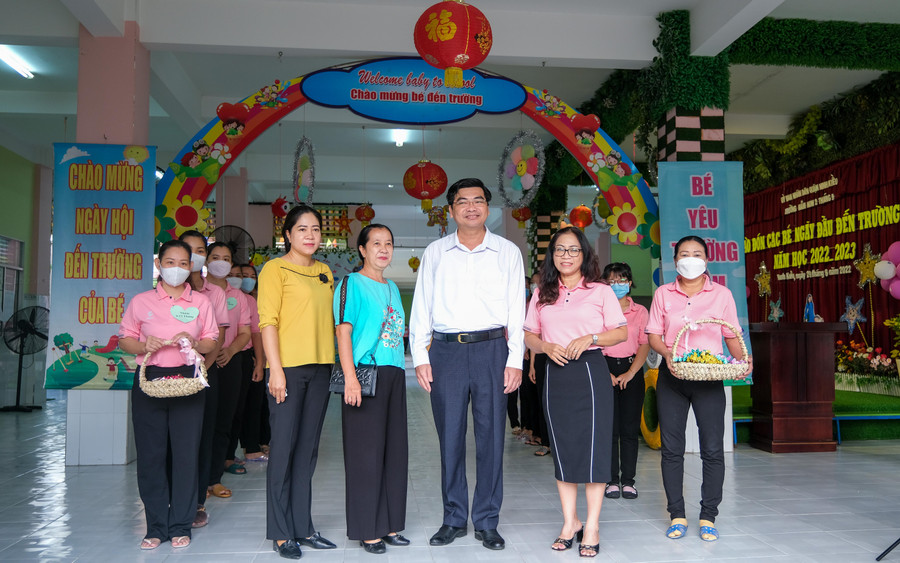 Từ rất sớm, ông Trần Thanh Bình, Giám đốc Sở GD&amp;ĐT TP Cần Thơ và các lãnh đạo phòng chuyên môn Sở đón trẻ trong ngày đầu tựu trường.
