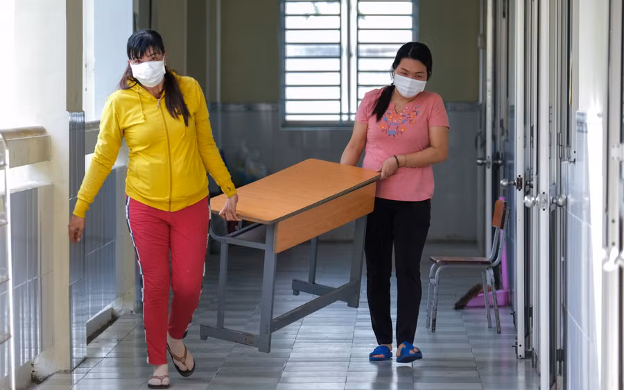 Thầy cô tất bật dọn dẹp trường lớp đón năm học mới.