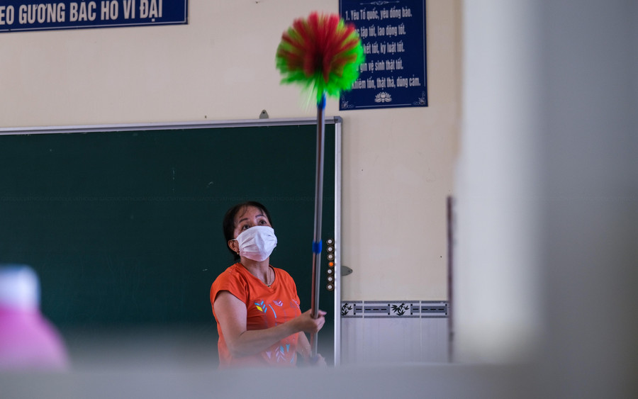 Giáo viên Trường Tiểu học Mạc Đĩnh Chi, quận Ninh Kiều vệ sinh trường lớp chuẩn bị đón năm học mới. Giáo viên Trường Tiểu học Mạc Đĩnh Chi, quận Ninh Kiều vệ sinh trường lớp chuẩn bị đón năm học mới.