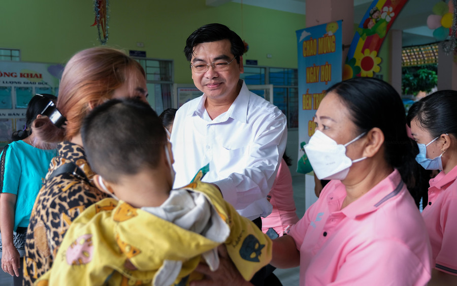 Lãnh đạo Sở GD&ĐT TP Cần Thơ cùng giáo viên trường đón và tặng bánh kẹo cho trẻ nhân ngày tựu trường