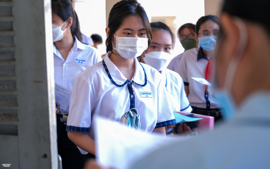 Các thí sinh đứng thành hàng chờ giám thị gọi tên vào phòng.