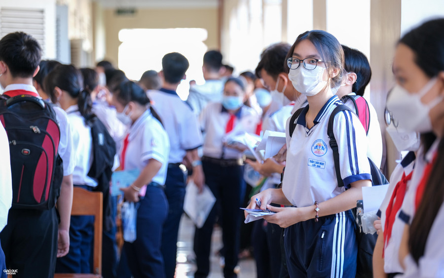 Các em học sinh đến từ 38 trường THPT và 9 phòng GD&ĐT quận/huyện có mặt từ rất sớm tại điểm thi.