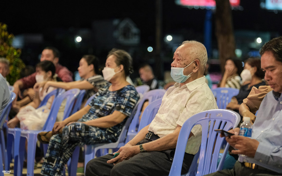 Hình ảnh người dân đến xem các đội tham gia tranh tài tại hội thi.