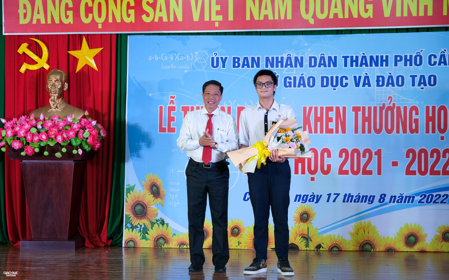 Ông Nguyễn Thực Hiện, Phó Chủ tịch UBND TP. Cần Thơ tặng hoa chúc mừng HS đạt Huy chương Đồng trong Kỳ thi Olympic quốc tế năm 2022. Ông Nguyễn Thực Hiện, Phó Chủ tịch UBND TP. Cần Thơ tặng hoa chúc mừng HS đạt Huy chương Đồng trong Kỳ thi Olympic quốc tế năm 2022.