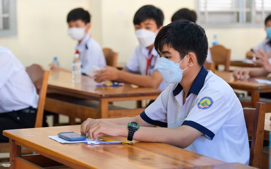 Thí sinh làm bài thi 150 phút, bằng hình thức tự luận Thí sinh làm bài thi 150 phút, bằng hình thức tự luận