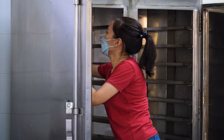 Khu vực bếp ăn cũng được lau dọn kỹ càng, đảm bảo an toàn vệ sinh bữa ăn bán trú cho học sinh.