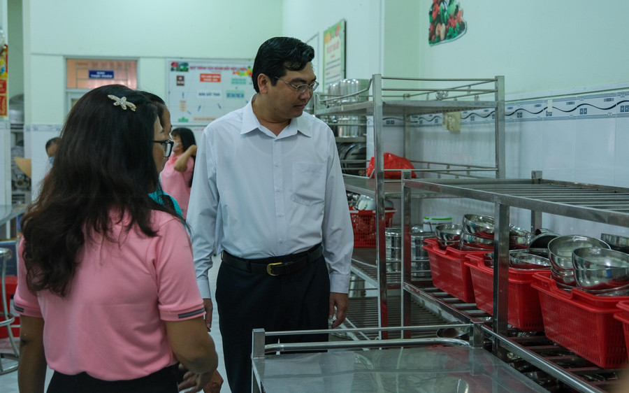 Lãnh đạo ngành GD&amp;ĐT thành phố kiểm tra khu vực bếp ăn.