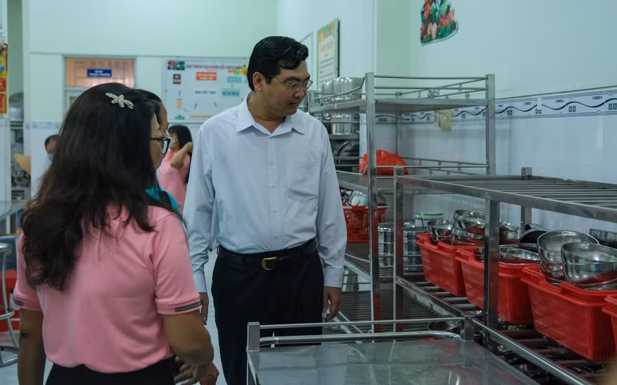 Lãnh đạo ngành GD&amp;ĐT thành phố kiểm tra khu vực bếp ăn.