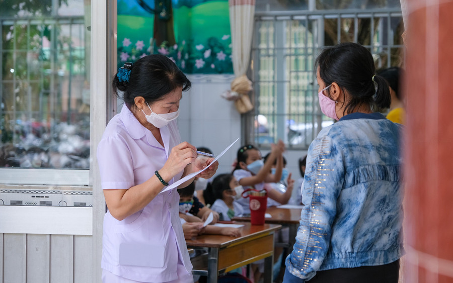 Giáo viên, bảo mẫu điểm danh sĩ số và thông tin phụ huynh, học sinh. Giáo viên, bảo mẫu điểm danh sĩ số và thông tin phụ huynh, học sinh.