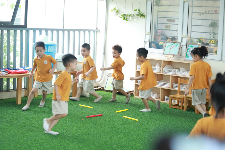 Các bài tập về vận động rèn cho trẻ sức bền, sự dẻo dai.