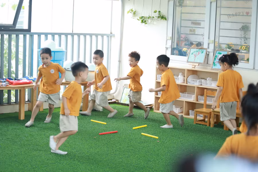 Các bài tập về vận động rèn cho trẻ sức bền, sự dẻo dai.