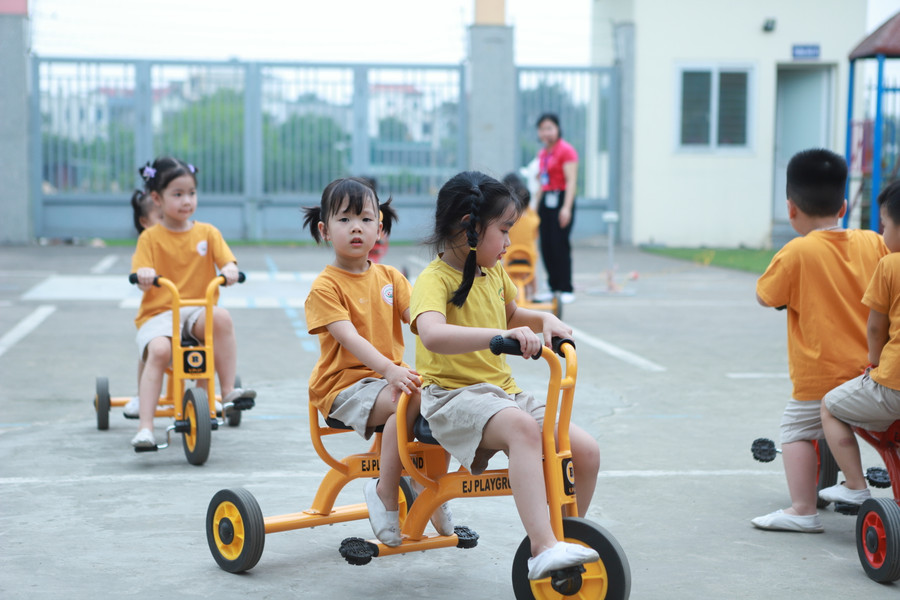 Trẻ tham gia đạp xe đạp đôi để rèn luyện sức dẻo dai của đôi chân cùng kỹ năng quan sát.