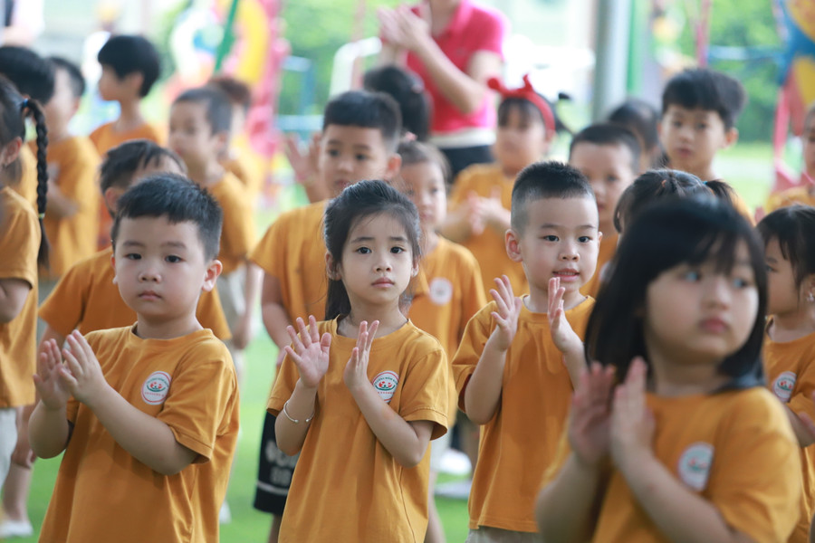 Mỗi ngày đến trường được tham gia các trò chơi vận động là một ngày vui của các bé.