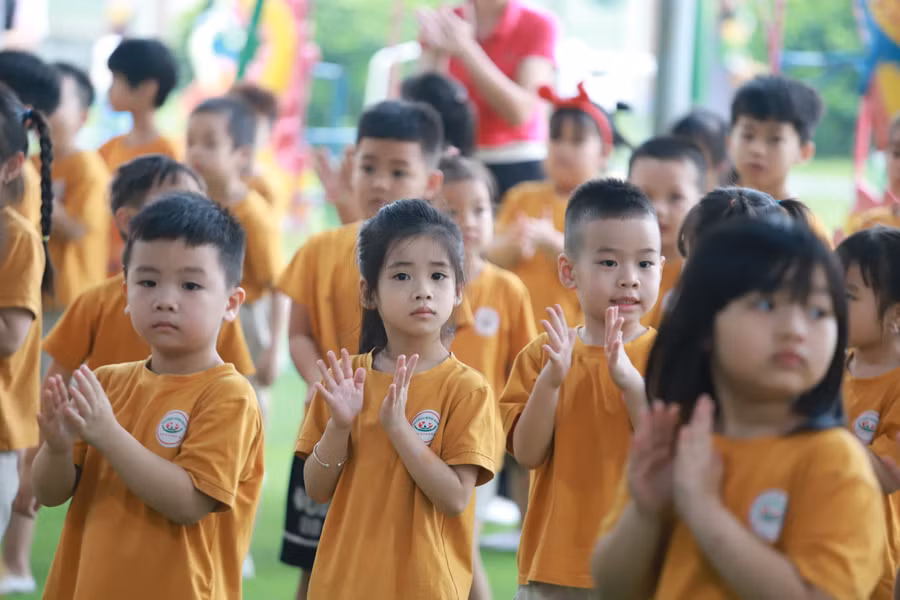 Mỗi ngày đến trường được tham gia các trò chơi vận động là một ngày vui của các bé.