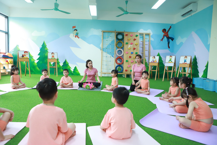 Cô trò cùng nhau tập Yoga trong phòng tập.