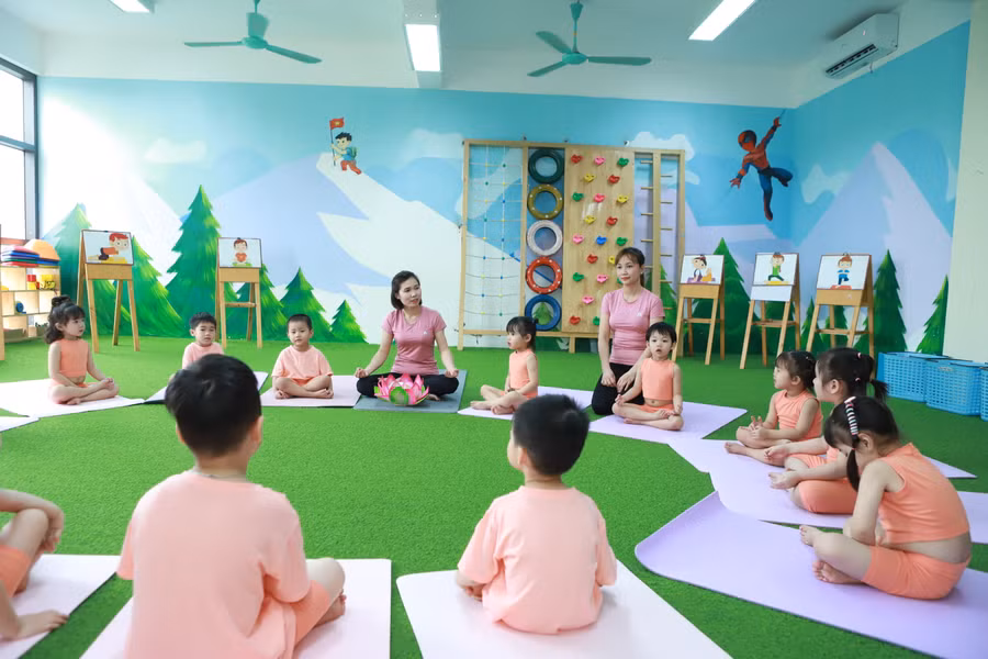 Cô trò cùng nhau tập Yoga trong phòng tập.