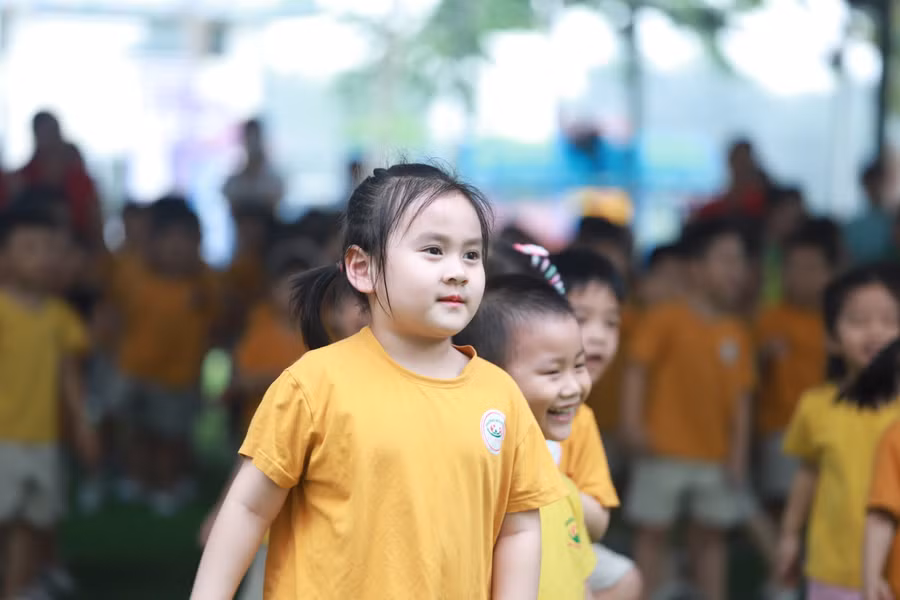 Trẻ hào hứng tham gia các hoạt động văn nghệ dưới sân trường.