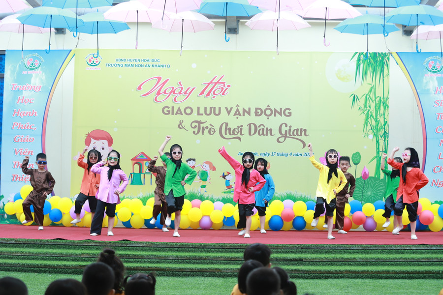 Trẻ hào hứng tham gia các hoạt động văn nghệ dưới sân trường.