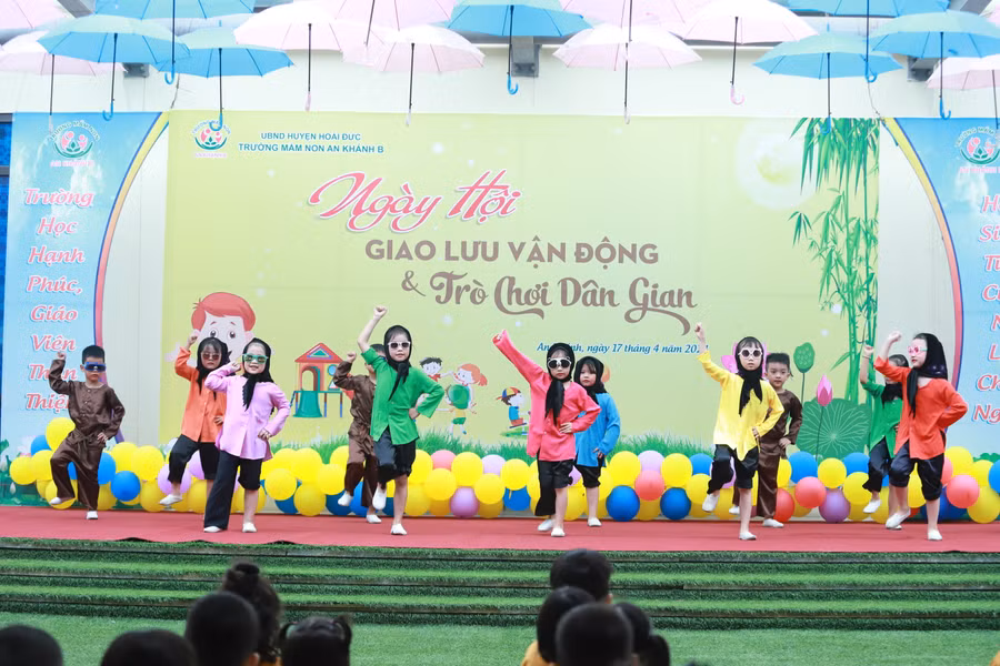 Trẻ hào hứng tham gia các hoạt động văn nghệ dưới sân trường.