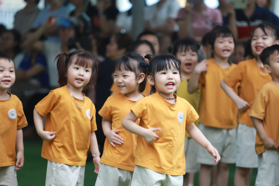 Trẻ hào hứng tham gia các hoạt động văn nghệ dưới sân trường.