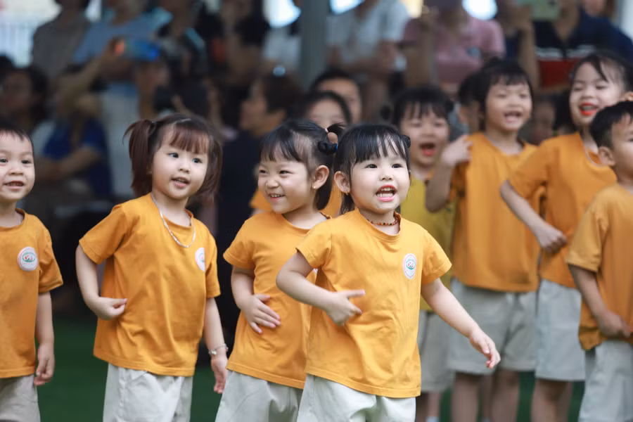 Trẻ hào hứng tham gia các hoạt động văn nghệ dưới sân trường.