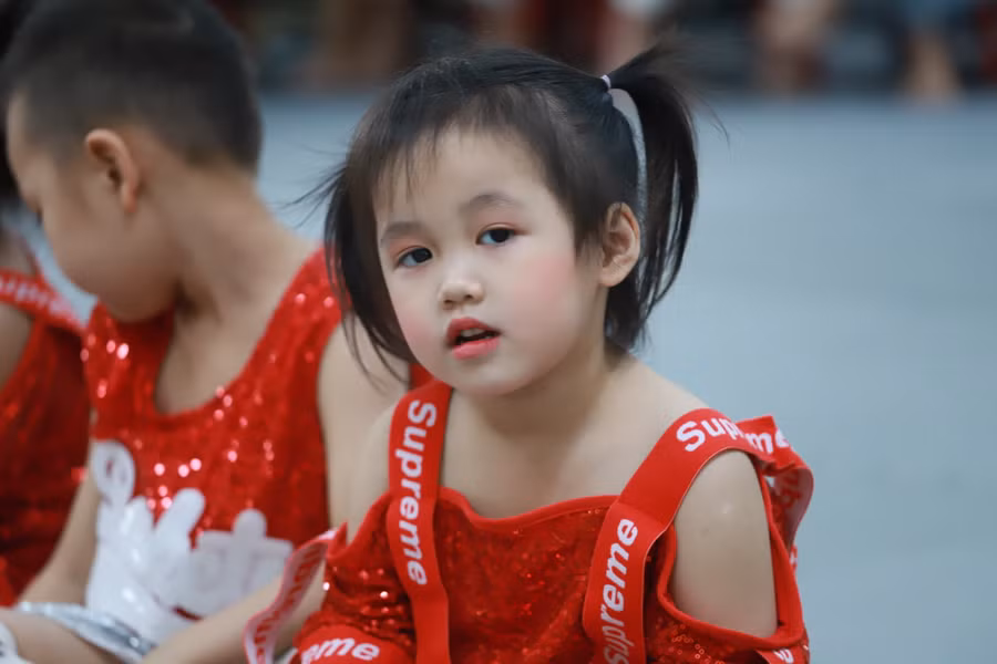 Cô trò cùng tham gia tiết học âm nhạc trong phòng Âm nhạc.