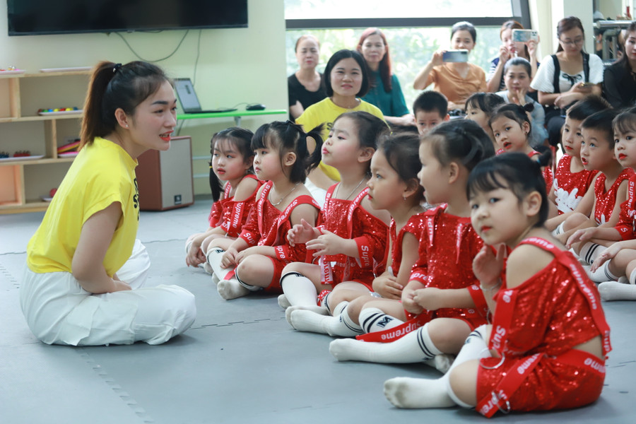 Cô trò cùng tham gia tiết học âm nhạc trong phòng Âm nhạc.