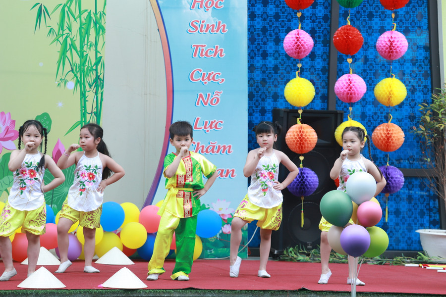 Trẻ hào hứng tham gia các hoạt động văn nghệ dưới sân trường.